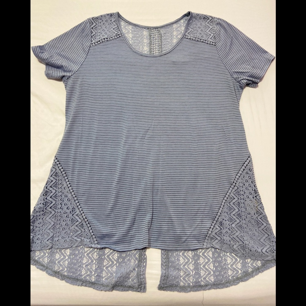 Laced tee 🎈💵3 for 30💵🎈